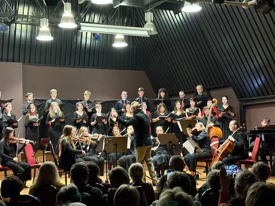 Koncert kolędowo-karnawałowy, wyk. Ch&oacute;r Kamerlany AMKL pod kierownictwem artystycznym prof. dr hab. Jolanty Szybalskiej-Matczak we wsp&oacute;łpracy z mgrem Kacprem Kubiakiem, Orkiestra Smyczkowa Wydziału Edukacji Muzycznej, Ch&oacute;ralistyki i Muzyki Kościelnej pod k