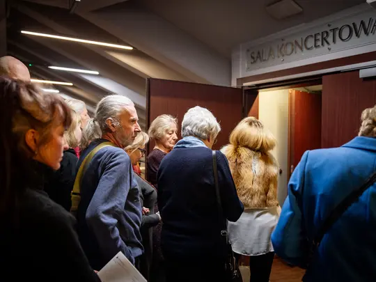 Goście oczekujący na rozpoczęcie koncertu Orkiestry WBB