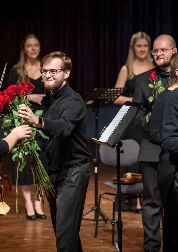 Orkiestra WBB przyjmuje kwiaty i gratulacje