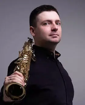 Roman Fotujma z saksofonem na ramionach