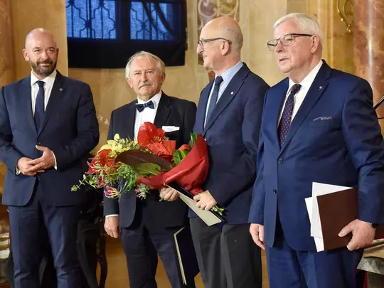 Prezydent Wrocławia Jacek Sutryk, laureaci tegorocznej Wrocławskiej Nagrody Naukowej prof. dr hab. inż. Jan Biliszczuk (Politechnika Wrocławska), prof. dr hab. Cyryl Lechosław Latos-Grażyński (Uniwersytet Wrocławski), Przewodniczący Kapituły Wrocławskiej N
