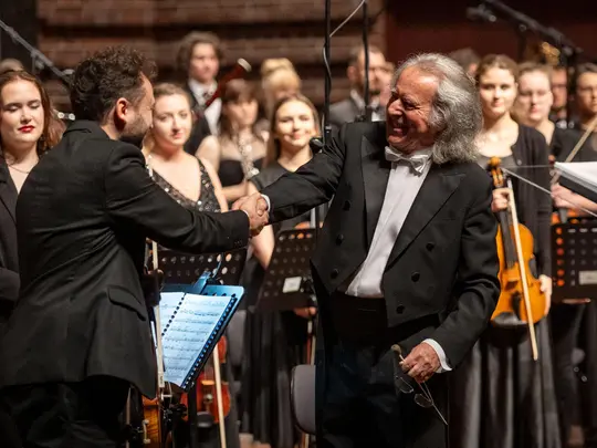 Radosław Pujanek, koncertmistrz Akademickiej Orkiestry Symfonicznej oraz Maestro Marek Pijarowski