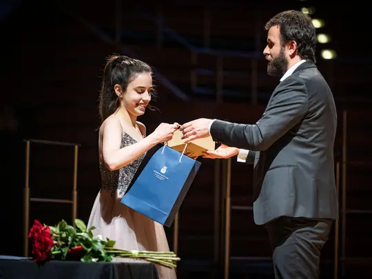 Wręczenie II nagrody Barbarze Żołnierczyk przez dr. hab. Pawła Jabłczyńskiego, prof. AMKL, Kierownika artystycznego I Międzynarodowego Konkursu Skrzypcowego im. Karola Lipińskiego