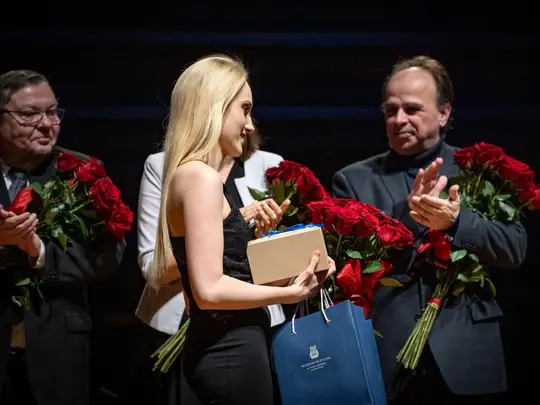 Awarding the first prize to Karolina Podorska