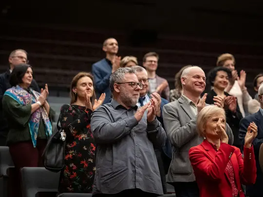 Członkowie wsp&oacute;lnoty AMKL podczas ogłoszenia wynik&oacute;w wybor&oacute;w Rektora Akademii Muzycznej im. Karola Lipińskiego we Wrocławiu na kadencję 2024-2028