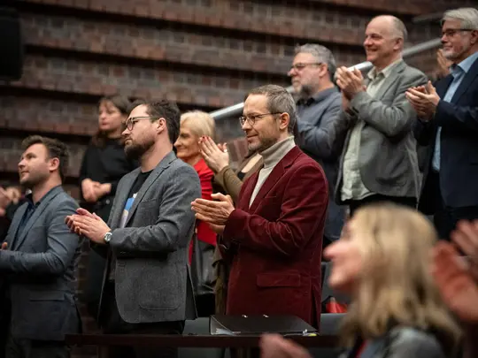 Członkowie wsp&oacute;lnoty AMKL podczas ogłoszenia wynik&oacute;w wybor&oacute;w Rektora Akademii Muzycznej im. Karola Lipińskiego we Wrocławiu na kadencję 2024-2028