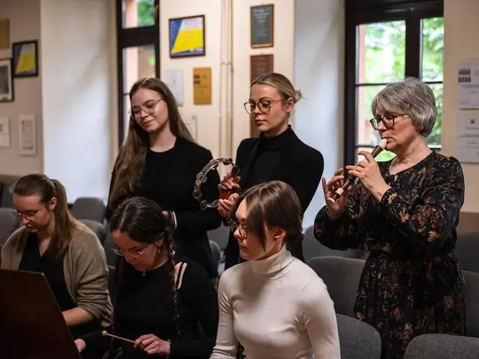 Mgr Olivia Kaczyńska podczas otwartych warsztat&oacute;w muzykoterapii