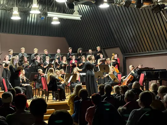 Koncert kolędowo-karnawałowy, wyk. Ch&oacute;r Kamerlany AMKL pod kierownictwem artystycznym prof. dr hab. Jolanty Szybalskiej-Matczak we wsp&oacute;łpracy z mgrem Kacprem Kubiakiem, Orkiestra Smyczkowa Wydziału Edukacji Muzycznej, Ch&oacute;ralistyki i Muzyki Kościelnej pod k